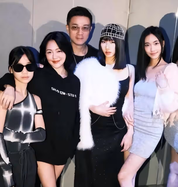 小S大女兒變胖了,深夜在荒地里秀身材,耳朵上打了6個耳釘