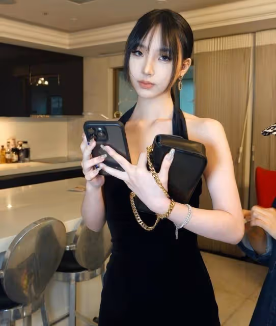 小S大女兒變胖了,深夜在荒地里秀身材,耳朵上打了6個耳釘