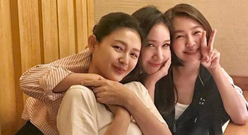 小S大女兒變胖了,深夜在荒地里秀身材,耳朵上打了6個耳釘