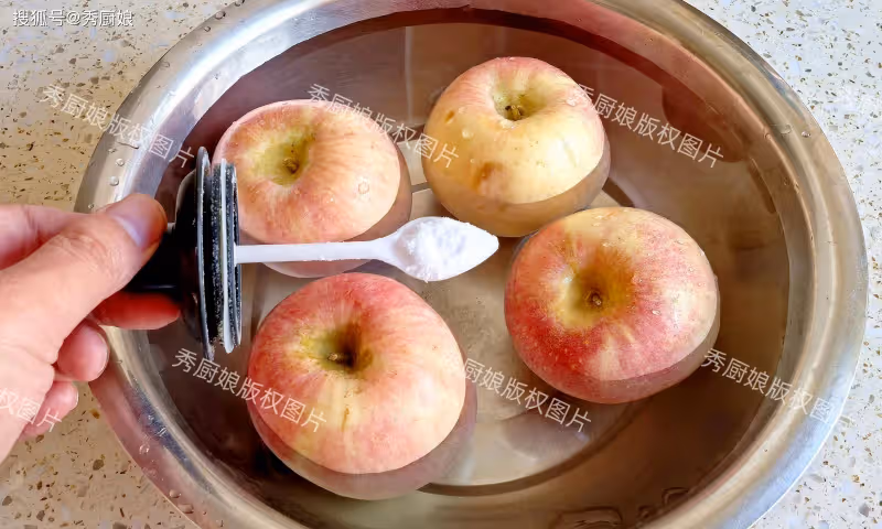 保存蘋果放冰箱是大錯,賣蘋果老闆教你1招,放半年依然脆甜多汁