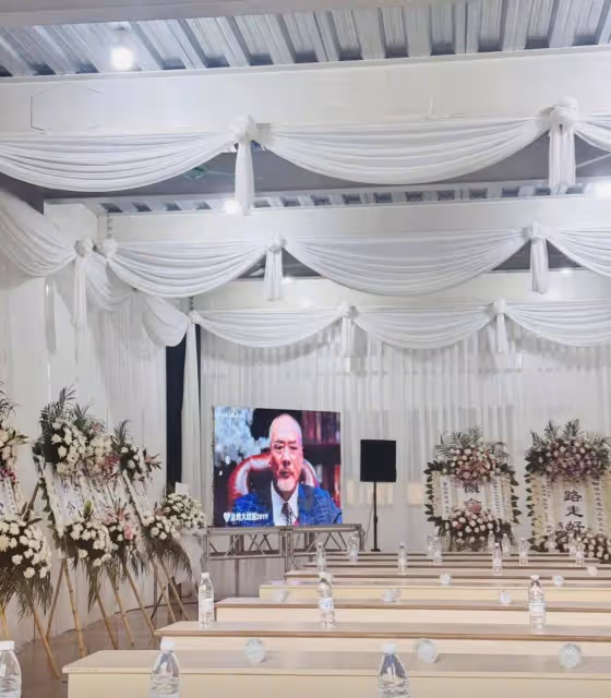 一路走好!香港知名老戲骨與現任妻子追悼會現場曝光,遺照矚目多位圈中人到場