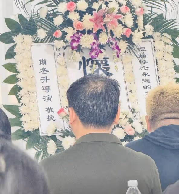 一路走好!香港知名老戲骨與現任妻子追悼會現場曝光,遺照矚目多位圈中人到場