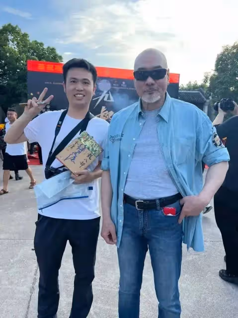 一路走好！香港知名老戲骨與現任妻子追悼會現場曝光，遺照矚目多位圈中人到場