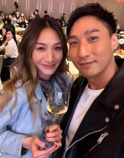 一路走好！香港知名老戲骨與現任妻子追悼會現場曝光，遺照矚目多位圈中人到場