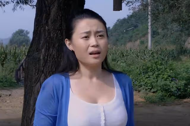 與趙本山傳出緋聞,41歲依然單身,關婷娜被力捧多年,有何魅力?