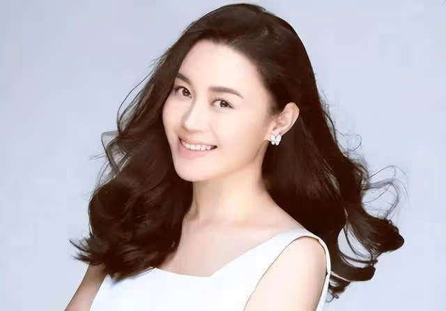 與趙本山傳出緋聞,41歲依然單身,關婷娜被力捧多年,有何魅力?
