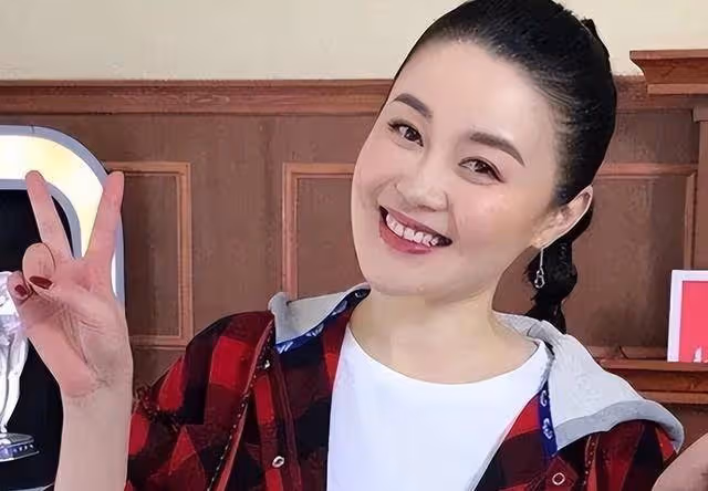 與趙本山傳出緋聞,41歲依然單身,關婷娜被力捧多年,有何魅力?
