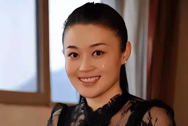 與趙本山傳出緋聞,41歲依然單身,關婷娜被力捧多年,有何魅力?