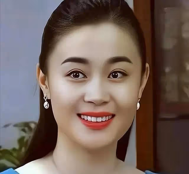 與趙本山傳出緋聞,41歲依然單身,關婷娜被力捧多年,有何魅力?