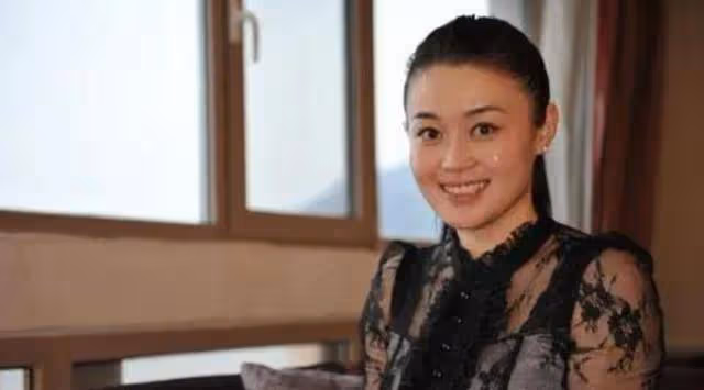 與趙本山傳出緋聞,41歲依然單身,關婷娜被力捧多年,有何魅力?