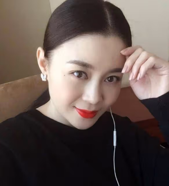 與趙本山傳出緋聞,41歲依然單身,關婷娜被力捧多年,有何魅力?
