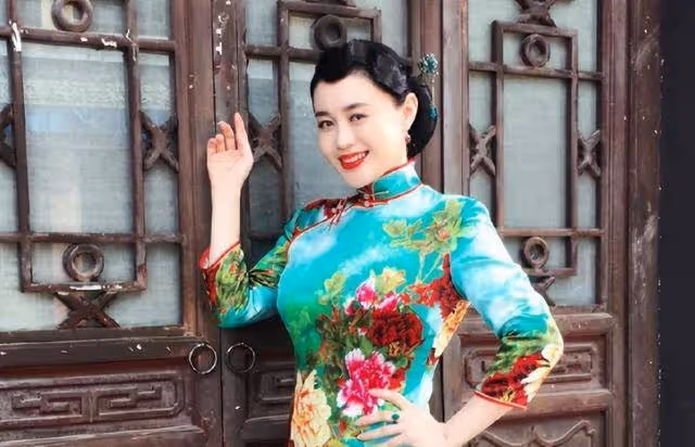 與趙本山傳出緋聞,41歲依然單身,關婷娜被力捧多年,有何魅力?