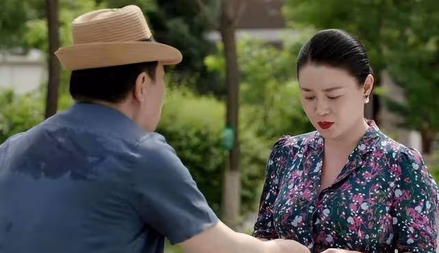與趙本山傳出緋聞,41歲依然單身,關婷娜被力捧多年,有何魅力?