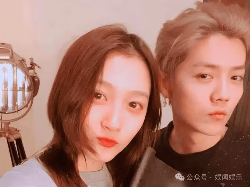 鹿晗關曉彤公布喜訊,全網炸鍋:八年了,終於等到了!
