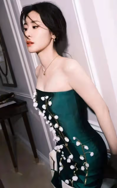 34歲張碧晨：執意「未婚生女」，無美顏曝光後，網友：怪不得華晨宇不肯娶