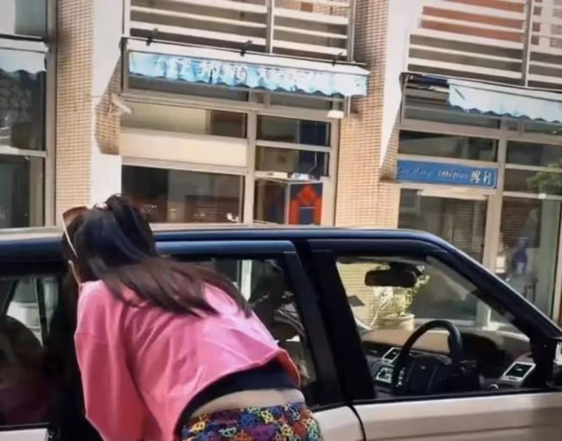 44歲張柏芝街頭被偶遇，穿短褲遮不住腰部贅肉，對形象完全不在乎！