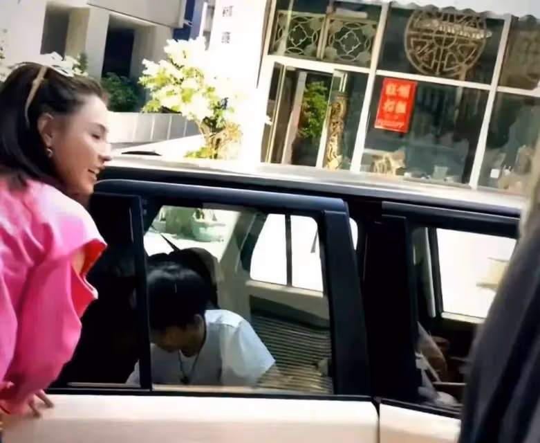 44歲張柏芝街頭被偶遇，穿短褲遮不住腰部贅肉，對形象完全不在乎！