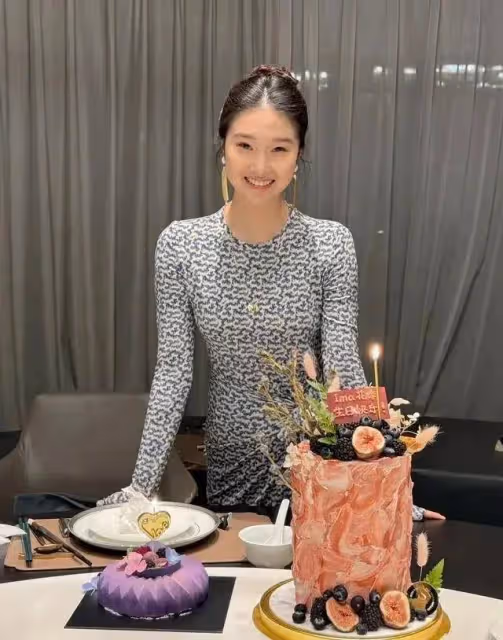 馬伊琍女兒過16歲生日，一家四口幸福同框，女兒戴黃金首飾超美麗