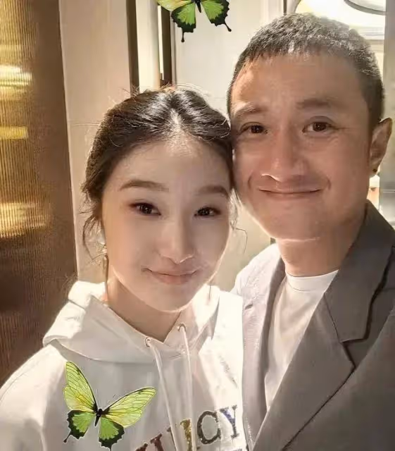 馬伊琍女兒過16歲生日，一家四口幸福同框，女兒戴黃金首飾超美麗