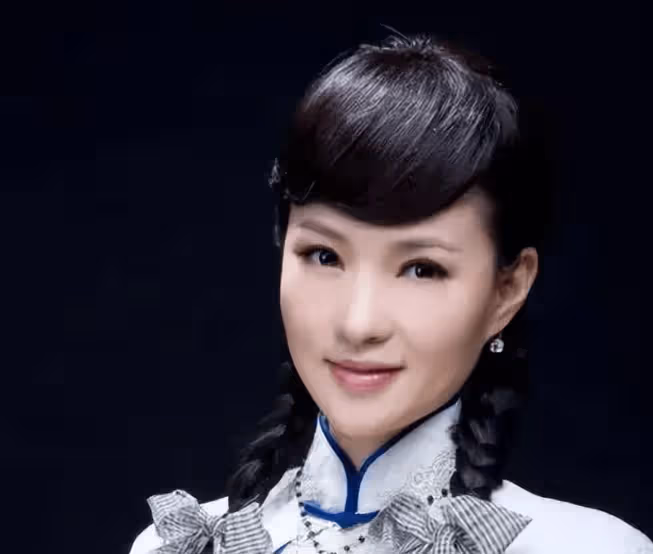她是下一個春晚傳奇？12次登台，豪門丈夫的寵愛讓她如公主般閃耀！