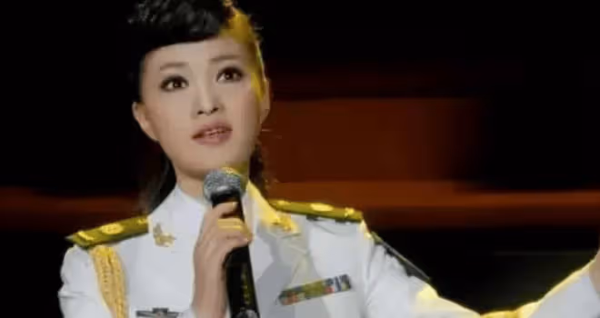 她是下一個春晚傳奇?12次登台,豪門丈夫的寵愛讓她如公主般閃耀!
