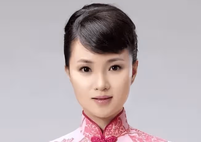 她是下一個春晚傳奇?12次登台,豪門丈夫的寵愛讓她如公主般閃耀!