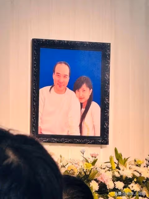 徐少強夫婦追悼會現場曝光！遺照惹淚目，現場發一元礦泉水惹爭議