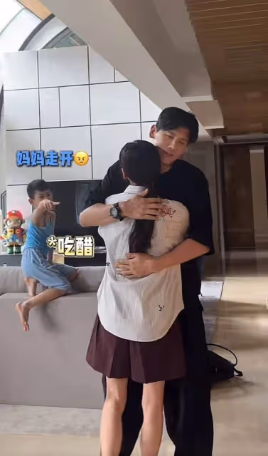 秋瓷炫帶兒子回北京上學,和於曉光父母住一起,冷麵廚藝不要太好