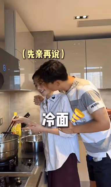 秋瓷炫帶兒子回北京上學,和於曉光父母住一起,冷麵廚藝不要太好