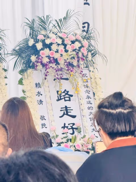徐少強夫婦追思會現場曝光!夫妻恩愛遺照令人鼻酸,群星送上花牌