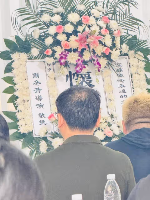 徐少強夫婦追思會現場曝光!夫妻恩愛遺照令人鼻酸,群星送上花牌