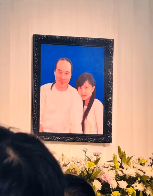 徐少強夫婦追思會現場曝光!夫妻恩愛遺照令人鼻酸,群星送上花牌