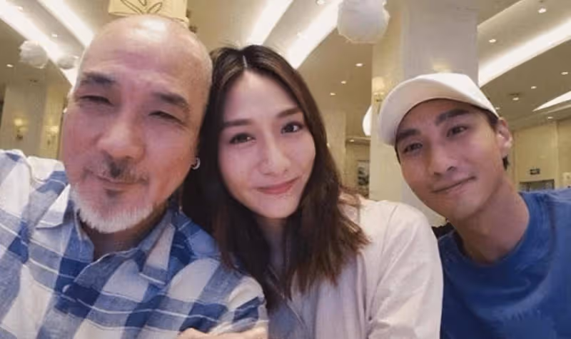 徐少強夫婦追思會現場曝光!夫妻恩愛遺照令人鼻酸,群星送上花牌