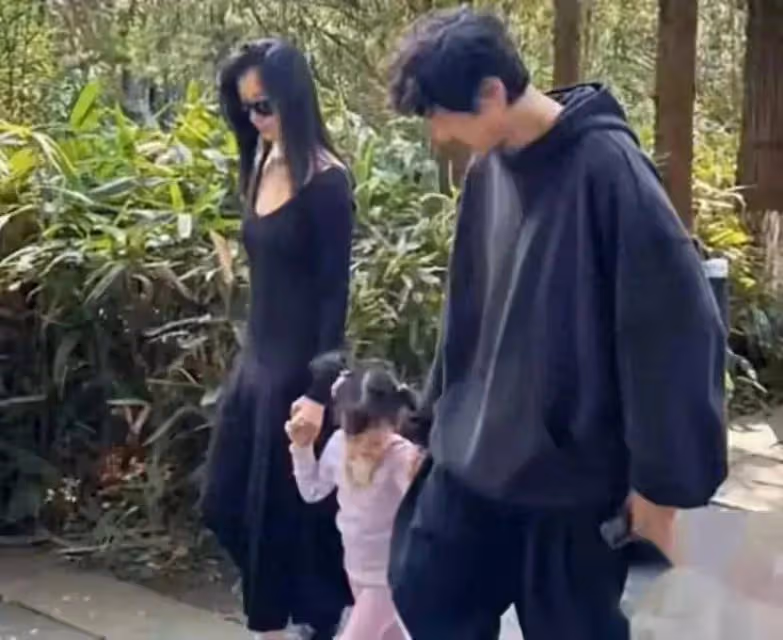 王傳君陪老婆產檢,小心翼翼攙扶老婆上車,40歲齊溪二胎將喜落地
