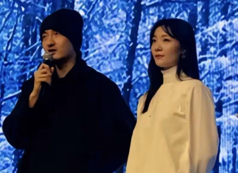 王傳君陪老婆產檢,小心翼翼攙扶老婆上車,40歲齊溪二胎將喜落地