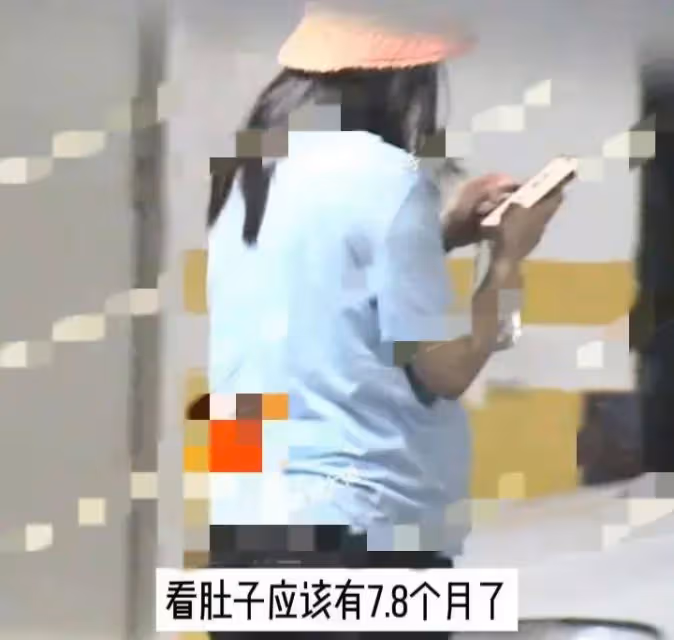 王傳君陪老婆產檢,小心翼翼攙扶老婆上車,40歲齊溪二胎將喜落地