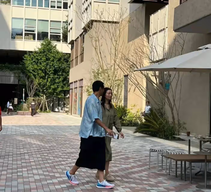 王傳君陪老婆產檢,小心翼翼攙扶老婆上車,40歲齊溪二胎將喜落地