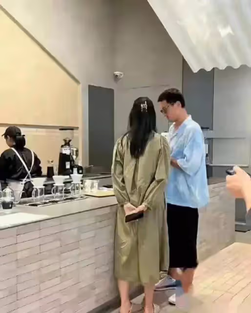 王傳君陪老婆產檢,小心翼翼攙扶老婆上車,40歲齊溪二胎將喜落地