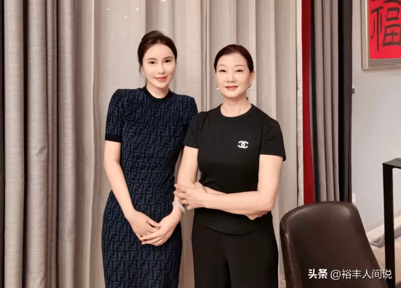 58歲宋祖英舉辦家宴！豪宅層高超五米，穿香奈兒手臂線條成亮點