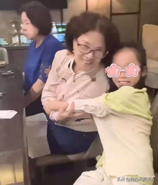 伊能靜一家三口回台北,秦昊長了好多白頭髮,8歲女兒豁牙好喜感