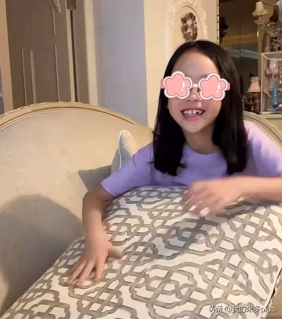 伊能靜一家三口回台北,秦昊長了好多白頭髮,8歲女兒豁牙好喜感