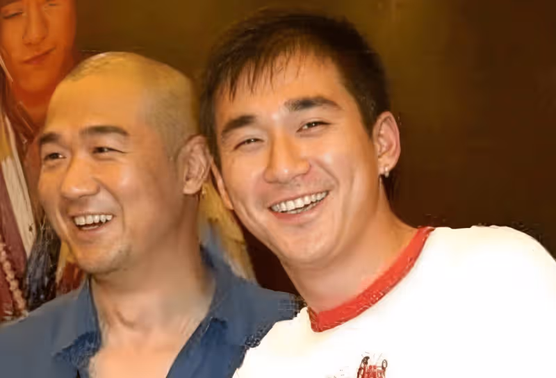 退圈後再也沒人能管住張默,國外炫富雪茄不離手,連張國立也沒轍