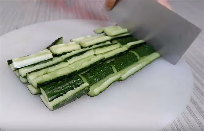 黃瓜新做法,一次可以做5斤,放一個月不壞,脆爽好吃,先收藏了