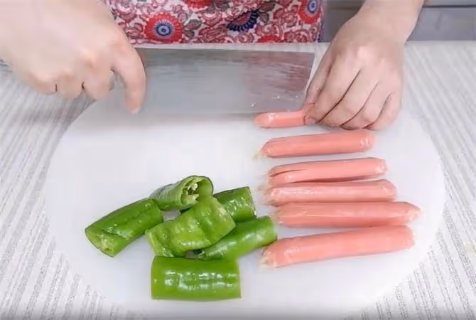 青椒新吃法,中間塞一根烤腸,虎皮尖椒升級版,香辣過癮又好吃