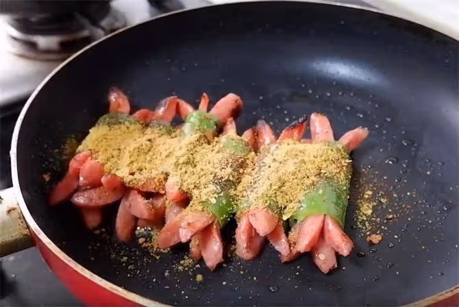 青椒新吃法,中間塞一根烤腸,虎皮尖椒升級版,香辣過癮又好吃