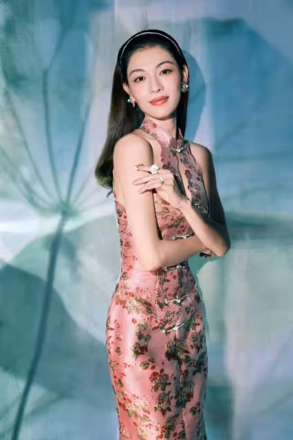 鍾楚曦灣區晚會穿粉色旗袍美爆了!曼妙身材性感妖嬈