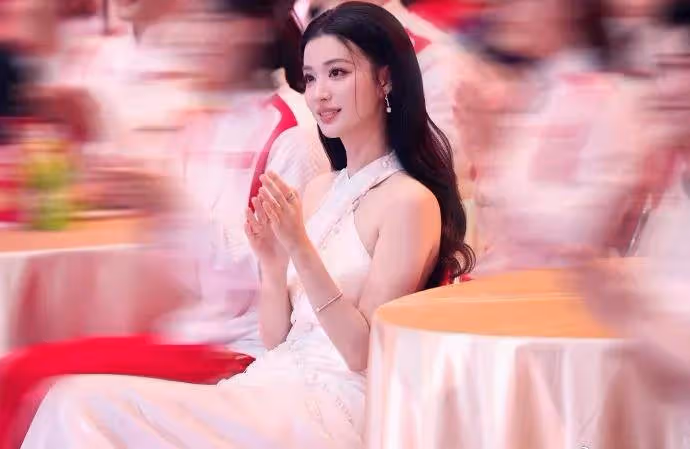 王楚然穿白色衣裙美爆了!雪膚玉貌曼妙身材性感撩人