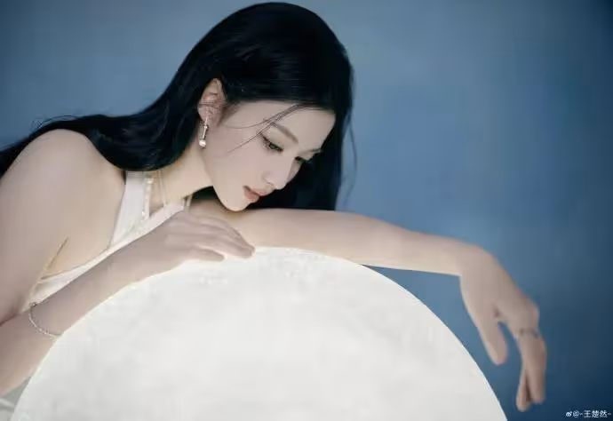 王楚然穿白色衣裙美爆了!雪膚玉貌曼妙身材性感撩人
