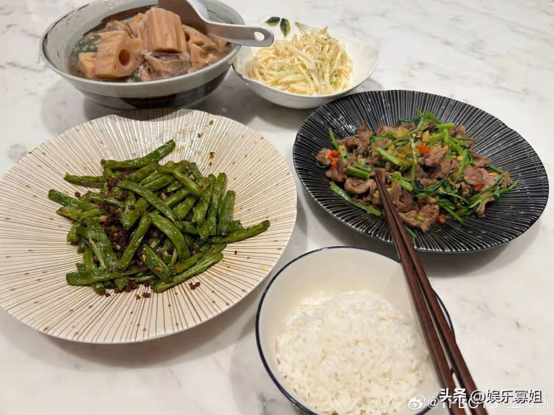 王俊凱曬長壽麵慶祝自己25歲生日,全紅嬋曬帥照,祝其生日快樂