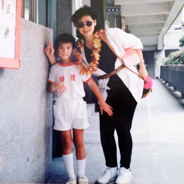 著名演員高以翔去世4年後,父親又離世,悲情媽媽的淚擦不幹